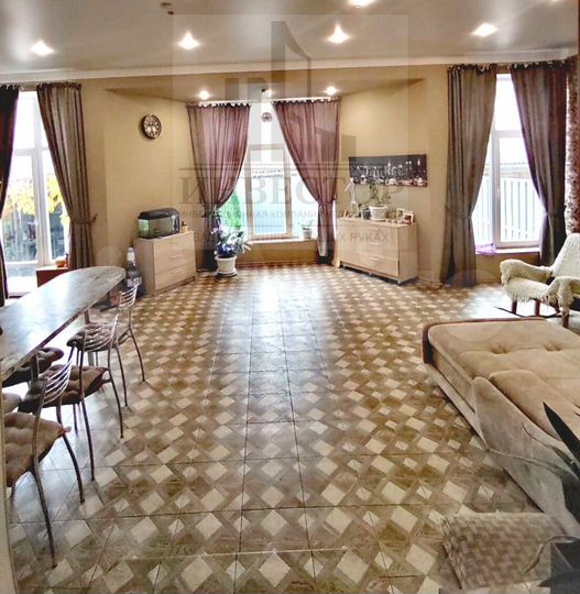 Дом 190 м² на участке 2,7 сот.