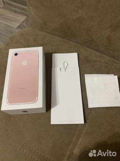Продам коробку от iPhone 7,с новыми чехлами
