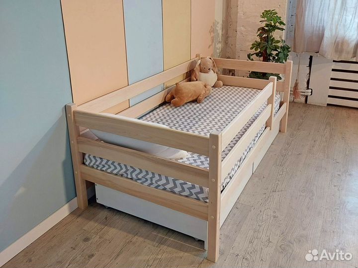 Детская кровать с бортиком