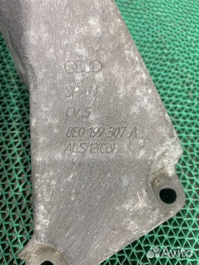 Кронштеин двигателя левый Audi A4 B6 ALT