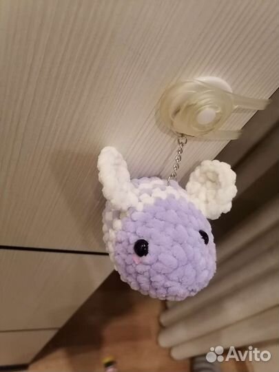 Вязаная игрушка-брелок пчелка