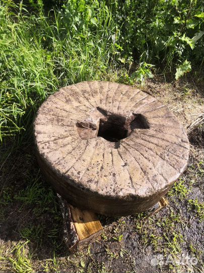 Старинный жернов 18го века