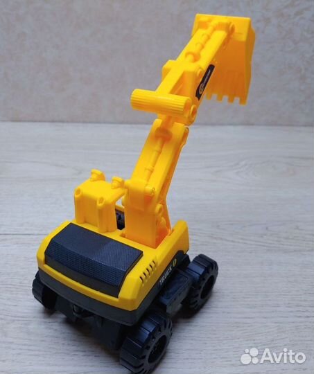 Детская игрушка экскаватор