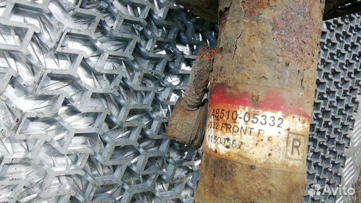 Стойка амортизатора переднего правого Toyota Avens