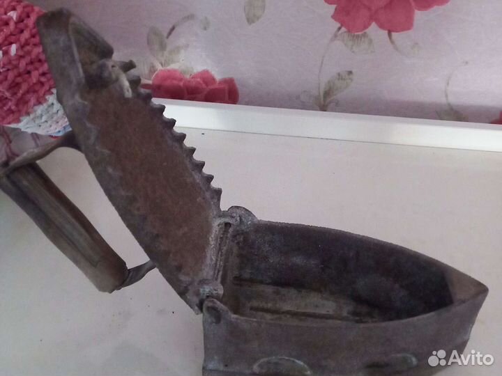 Старинный утюг на углях