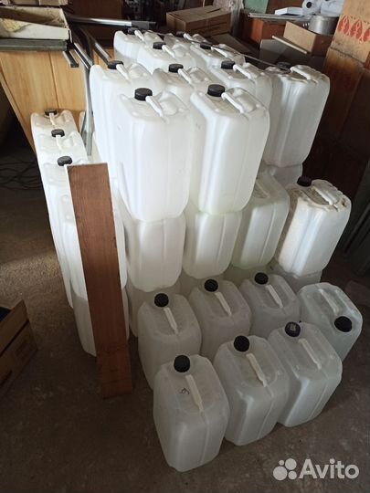 Канистры пластиковые 20 литров