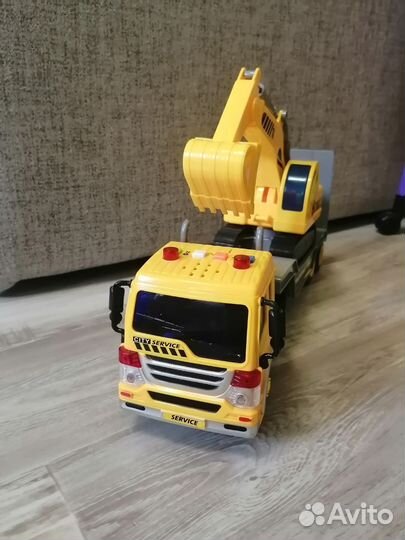 Седельный тягач и экскаватор