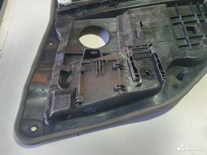 Стеклоподъемник задний правый Kia Stinger седан