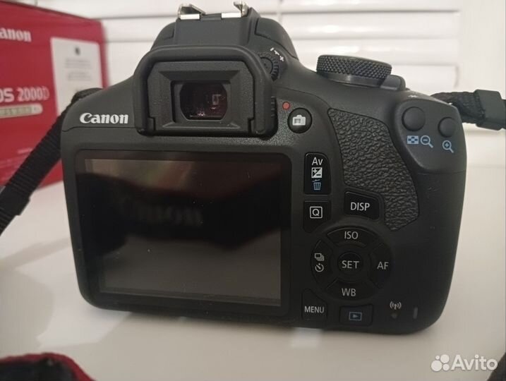 Зеркальный фотоаппарат Canon eos 2000d