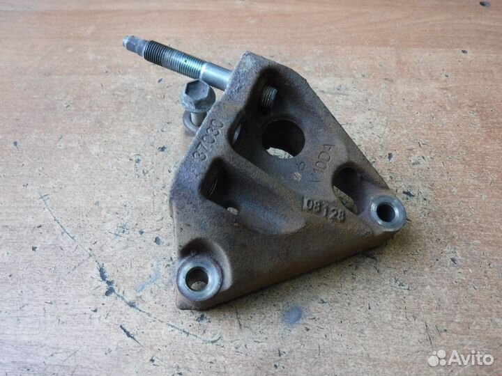 Кронштейн двигателя Toyota Auris E15