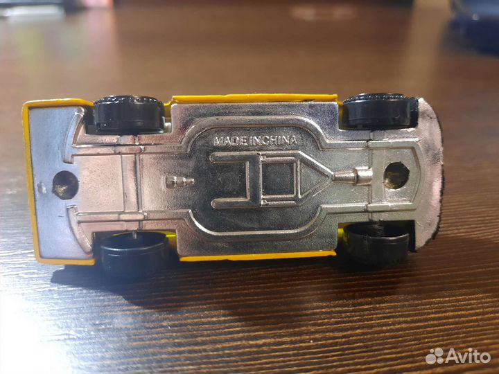 Детская машинка с пластиковым корпусом