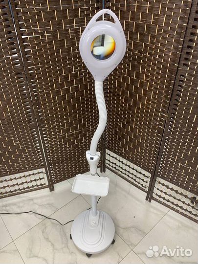 Лампа лупа на колесах