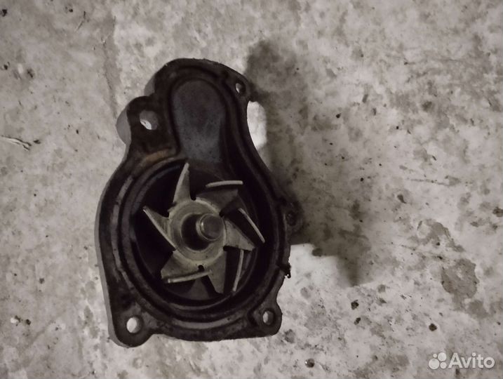 Водяной насос /помпа на Волгу Крайслер