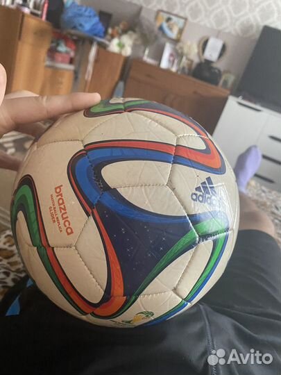 Футбольный мяч adidas brazuca