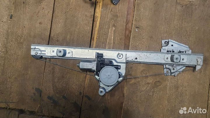 Переднее правое стекло Suzuki Grand Vitara