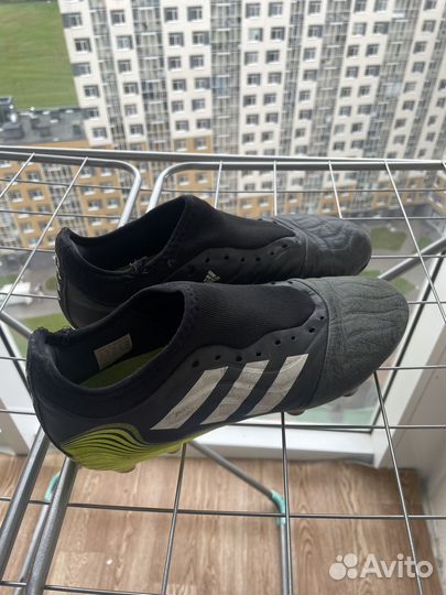 Футбольные бутсы adidas