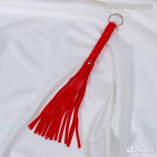 Плётка красная, ручка 12 см, хвост 16 см