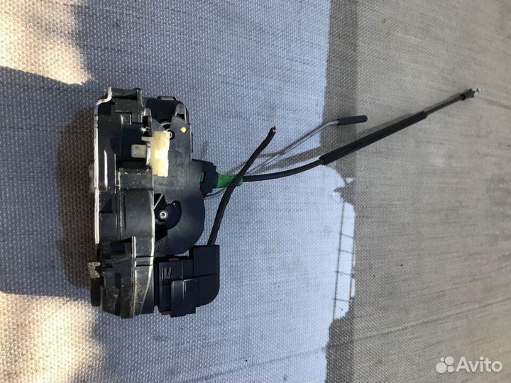 Opel Astra J задний левый замок