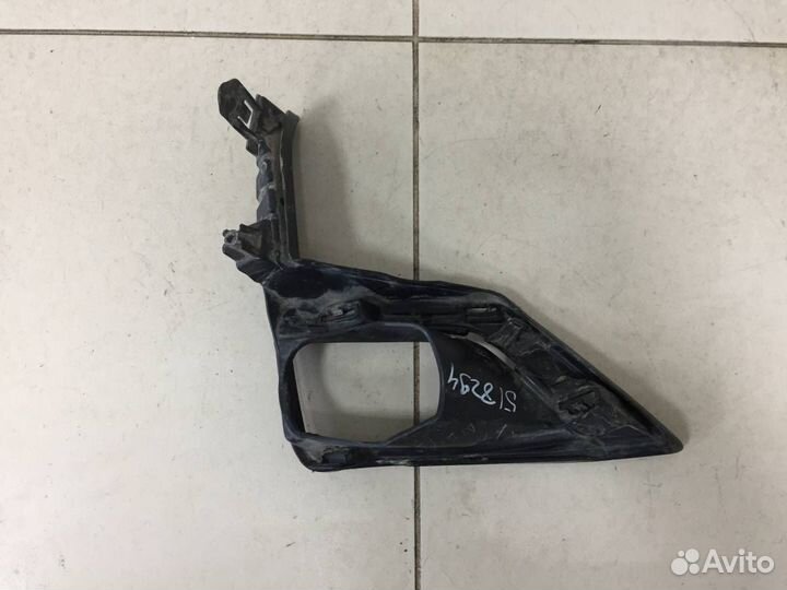 Рамка противотуманной фары правой Toyota Land Crui