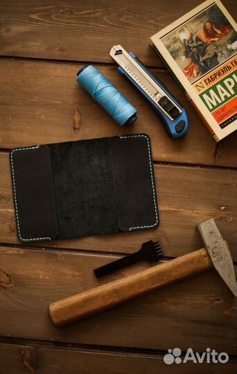 Кожаная обложка на паспорт ручной работы