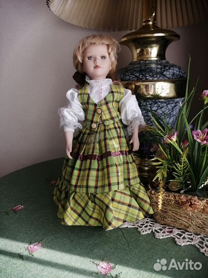 Кукла фарфоровая