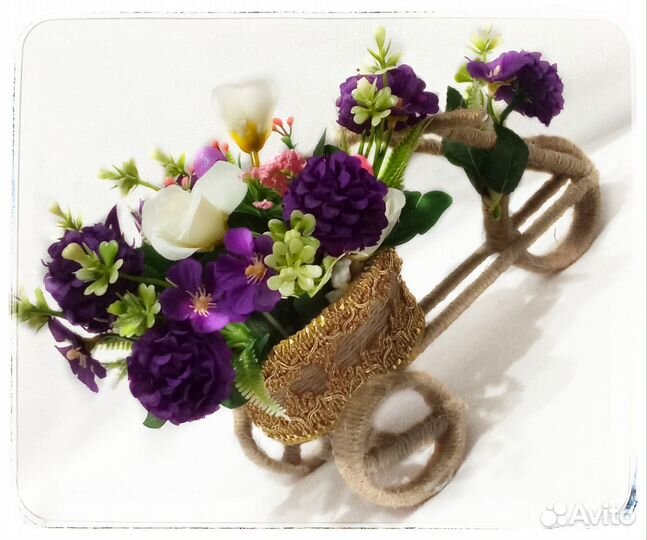 Композиция из искусственных цветов