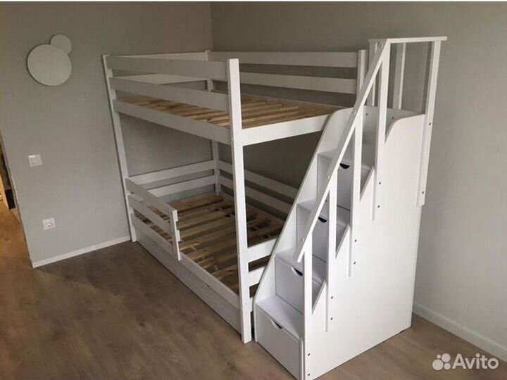 Двухъярусная детская кровать с лестницей комодом