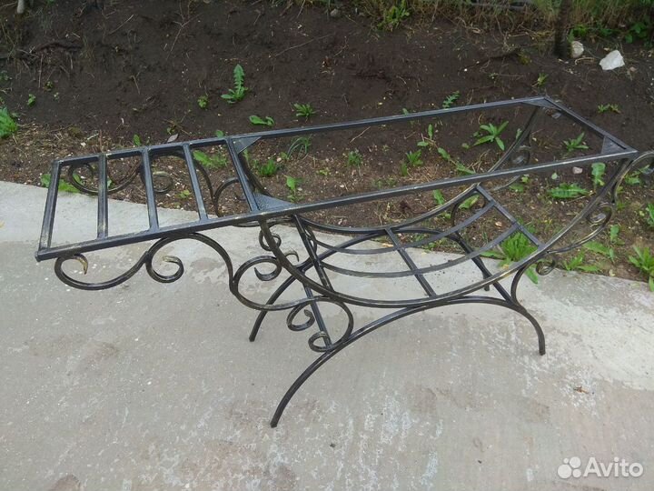 Мангал с кованой подставкой