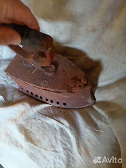 Старый утюг чугунный