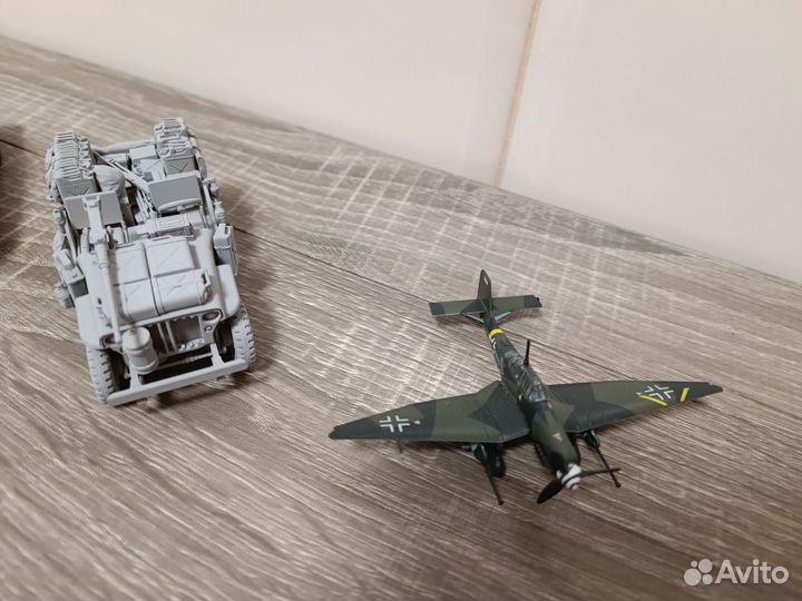 Модели машин и оловянные солдатики