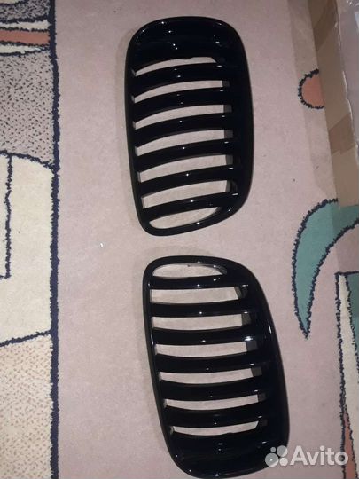 Пиредняя решотка чёрная