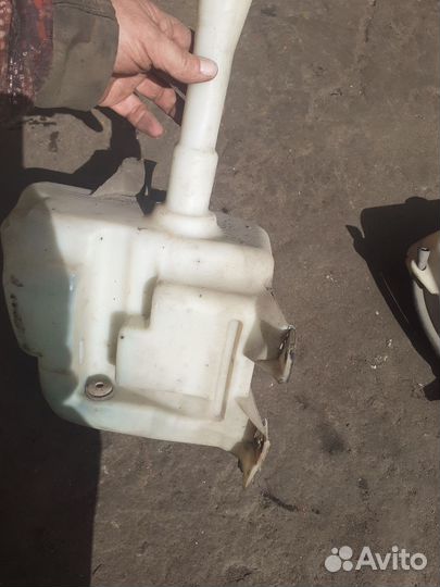 Бочек омывателя Nissan Almera (N16)