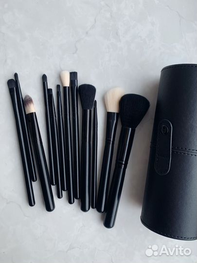 Набор кистей в футляре 12 штук