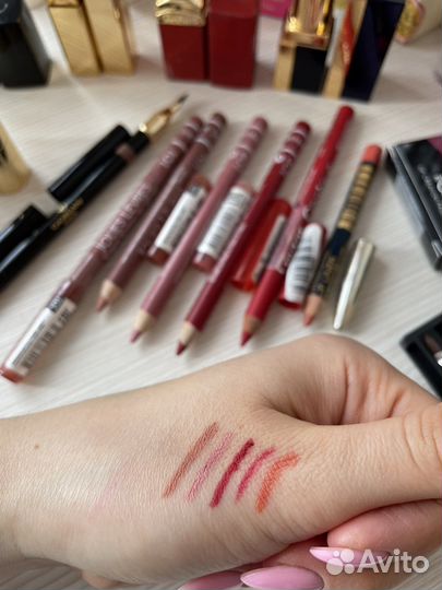 Набор косметики для губ пакетом помады карандаши