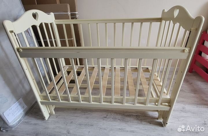 Детская кроватка с маятником