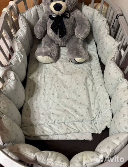 Детская кроватка с маятником