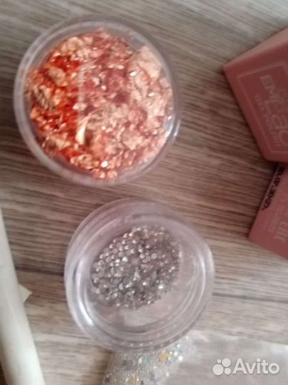 Гель лак, стразы, поталь