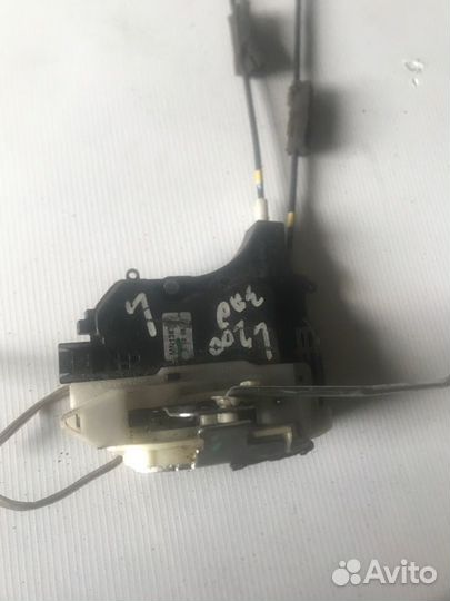 Замок двери задний левый Mitsubishi L200 K4T 4D56