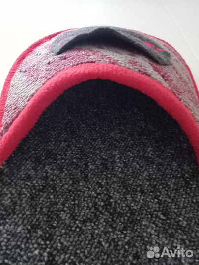 Вешалка настенная и полка настенная в виде тапочка