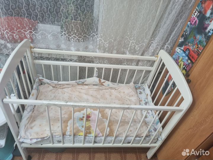 Детская кровать и стул для кормления