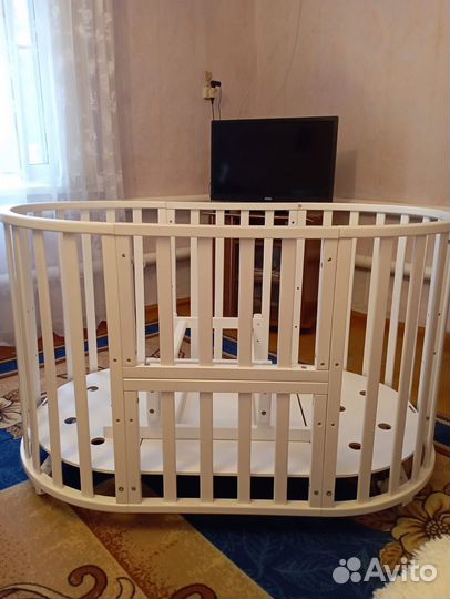 Детская кроватка круглая овальная с маятником