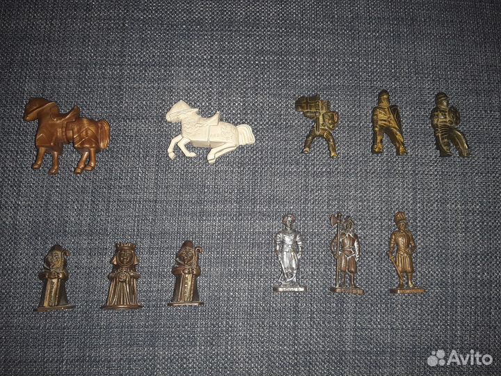 Киндер рыцари всадники короли кони метал фигурки