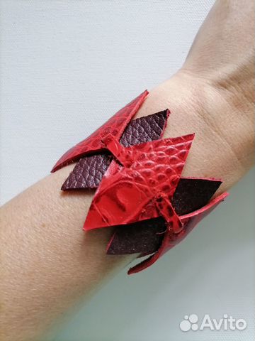 Красный браслет из натуральной кожи