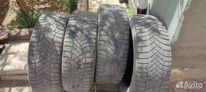Pirelli Ice Zero FR 215/65 R16