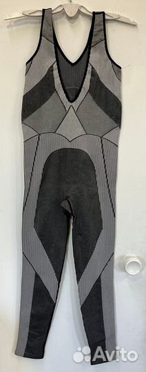 Женский облегающий костюм для занятий спортом