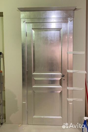 Итальянская распашная дверь. Сусальное серебро