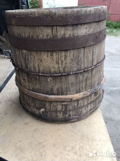 Бочка старая дубовая с отверстиями для слива. СССР