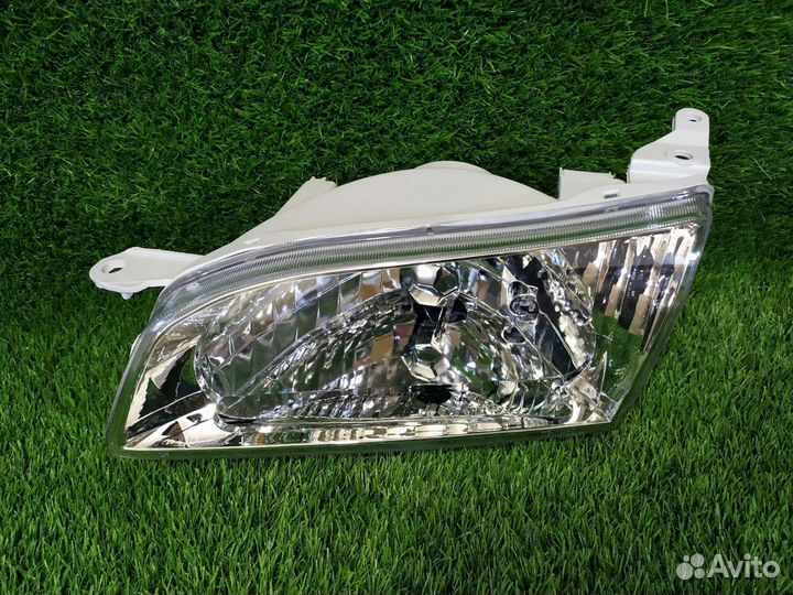 Фара правая toyota corolla 110