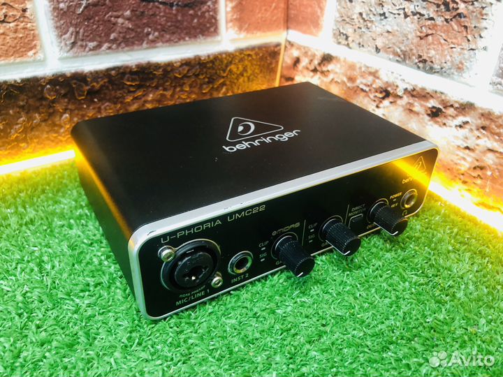 Z.Звуковая карта Behringer u-phoria umc22