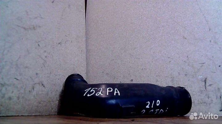 Патрубок интеркулера Mercedes-Benz E W210 21052801